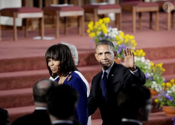Michelle et Barack Obama rendent hommage aux victimes de l'attentat de Boston lors d'une cérémonie religieuse dans la cathédrale Sainte-Croix, le 18 avril 2013.