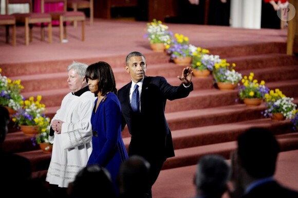 Michelle et Barack Obama rendent hommage aux victimes de l'attentat du marathon de Boston lors d'une cérémonie religieuse dans la cathédrale Sainte-Croix, le 18 avril 2013.