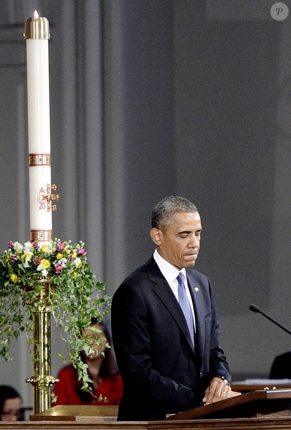 Barack Obama rend hommage aux victimes de l'attentat du marathon de Boston lors d'une cérémonie religieuse dans la cathédrale Sainte-Croix, le 18 avril 2013.