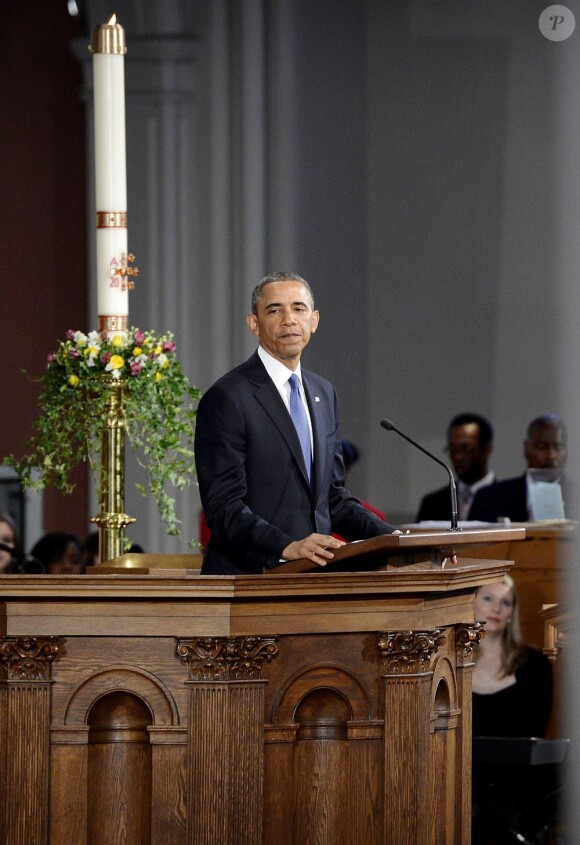 Le président américain Barack Obama rend hommage aux victimes de l'attentat du marathon de Boston lors d'une cérémonie religieuse dans la cathédrale Sainte-Croix, le 18 avril 2013.