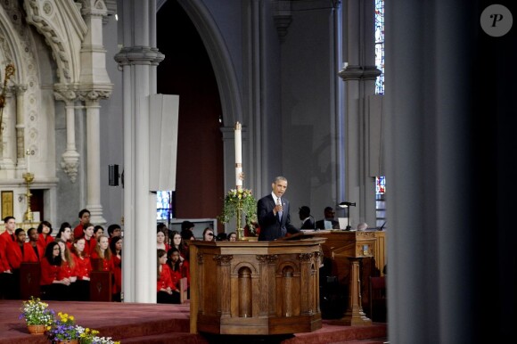 Le président Barack Obama rend hommage aux victimes de l'attentat du marathon de Boston lors d'une cérémonie religieuse dans la cathédrale Sainte-Croix, le 18 avril 2013.