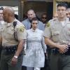 Kim Kardashian, escortée par des policiers, quitte le tribunal de Los Angeles. Le 12 avril 2013.