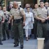 Kim Kardashian, escortée par des policiers, quitte le tribunal de Los Angeles. Le 12 avril 2013.