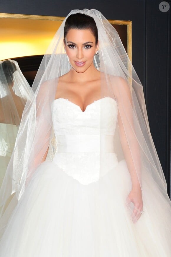 Kim Kardashian et sa robe de mariée Vera Wang à New York en juin 2011.