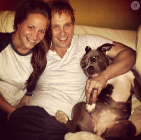 Todd Harrell avec sa femme et leur chien. Photo du compte Twitter de Todd Harrell de 3 Doors Down