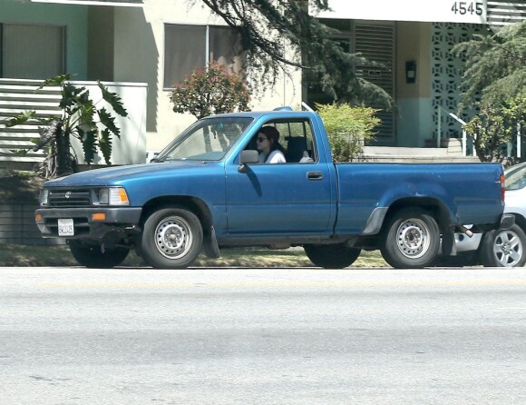 Exclu - L'actrice Kristen Stewart, seule au volant d'un pick-up, le samedi 20 avril 2013 à Los Angeles.