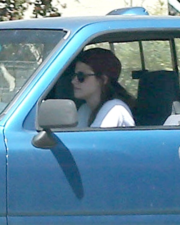 Exclu - Kristen Stewart, seule au volant d'un pick-up, le samedi 20 avril 2013 à Los Angeles.