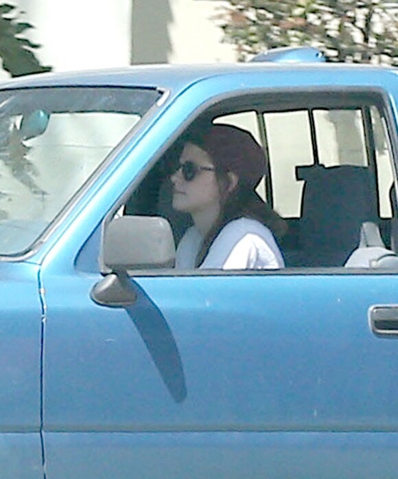 Exclu - La comédienne Kristen Stewart, seule au volant d'un pick-up, le samedi 20 avril 2013 à Los Angeles.