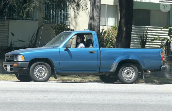 Exclu - La mystérieuse Kristen Stewart, seule au volant d'un pick-up, le samedi 20 avril 2013 à Los Angeles.