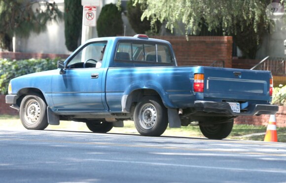 Exclu - La jolie Kristen Stewart, seule au volant d'un pick-up, le samedi 20 avril 2013 à Los Angeles.