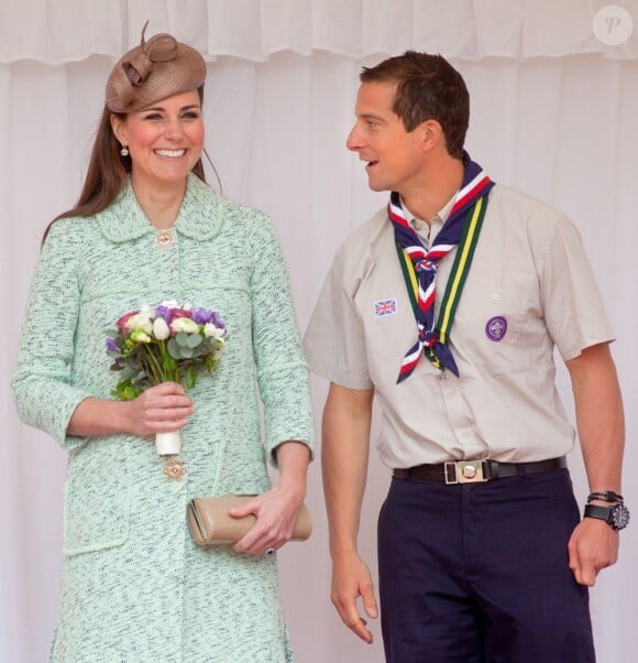 Kate Middleton, duchesse de Cambridge, enceinte de 6 mois et resplendissante dans un manteau Mulberry, lors de la revue nationale des Queen's Scouts au château de Windsor, le 21 avril 2013. Une mission confiée par la reine Elizabeth II.
