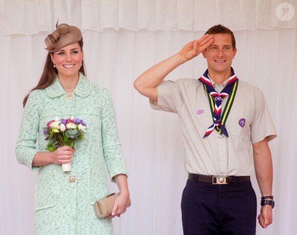 Kate Middleton, duchesse de Cambridge, enceinte de 6 mois et resplendissante dans un manteau Mulberry, lors de la revue nationale des Queen's Scouts au château de Windsor, le 21 avril 2013. Une mission confiée par la reine Elizabeth II.