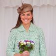  Kate Middleton, duchesse de Cambridge, enceinte de 6 mois et resplendissante dans un manteau Mulberry, lors de la revue nationale des Queen's Scouts au château de Windsor, le 21 avril 2013. Une mission confiée par la reine Elizabeth II. 