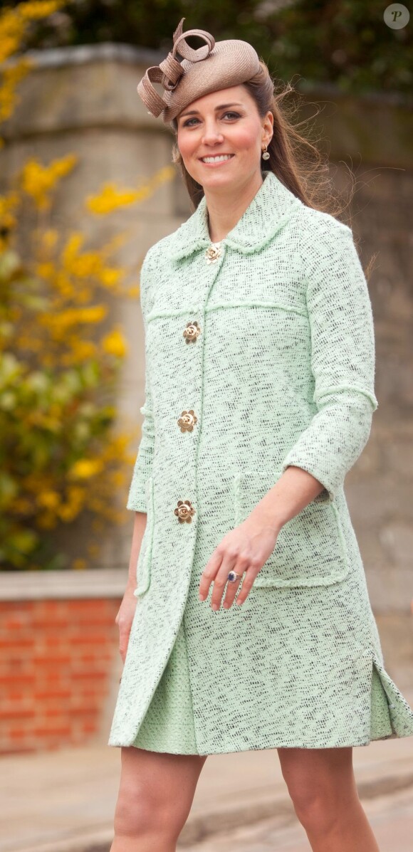 Kate Middleton, duchesse de Cambridge, enceinte de 6 mois et resplendissante dans un manteau Mulberry, lors de la revue nationale des Queen's Scouts au château de Windsor, le 21 avril 2013. Une mission confiée par la reine Elizabeth II.