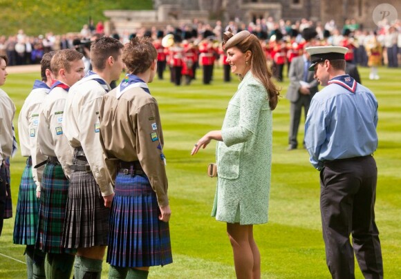 Kate Middleton, duchesse de Cambridge, enceinte de 6 mois et resplendissante dans un manteau Mulberry, lors de la revue nationale des Queen's Scouts au château de Windsor, le 21 avril 2013. Une mission confiée par la reine Elizabeth II.