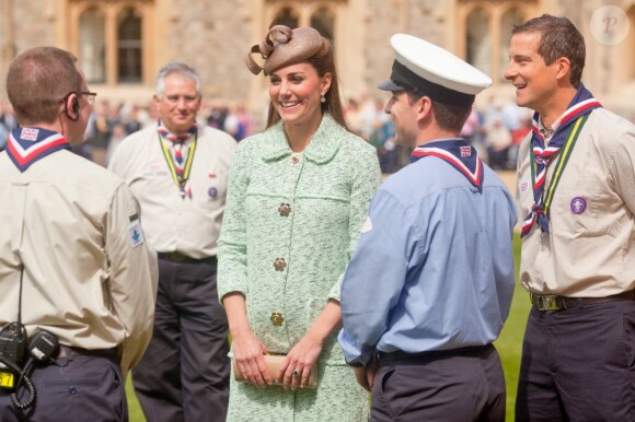 Kate Middleton, duchesse de Cambridge, enceinte de 6 mois et resplendissante dans un manteau Mulberry, lors de la revue nationale des Queen's Scouts au château de Windsor, le 21 avril 2013. Une mission confiée par la reine Elizabeth II.