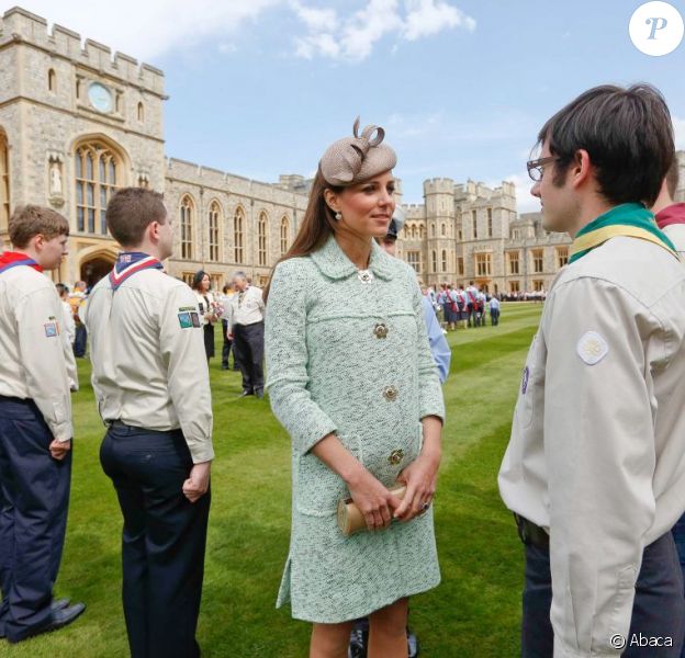 Kate Middleton, duchesse de Cambridge, enceinte de 6 mois et resplendissante dans un manteau Mulberry, lors de la revue nationale des Queen's Scouts au château de Windsor, le 21 avril 2013. Une mission confiée par la reine Elizabeth II.