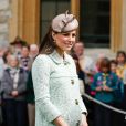  La duchesse Catherine de Cambridge, enceinte de 6 mois et resplendissante dans un manteau Mulberry, lors de la revue nationale des Queen's Scouts au château de Windsor, le 21 avril 2013. Une mission confiée par la reine Elizabeth II. 