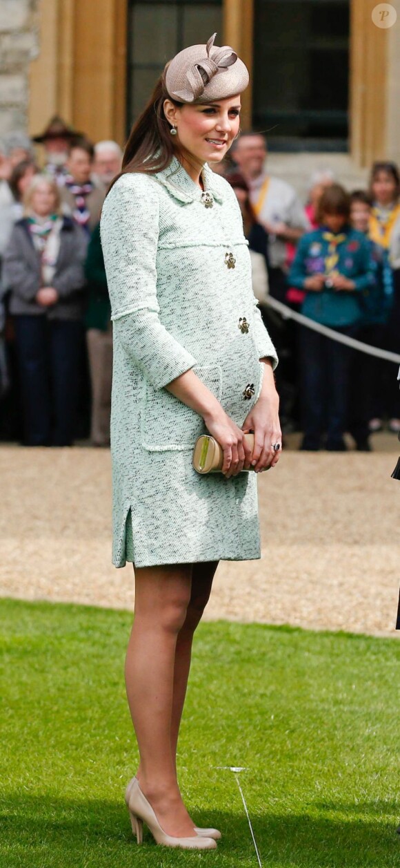 La duchesse Catherine de Cambridge, enceinte de 6 mois et resplendissante dans un manteau Mulberry, lors de la revue nationale des Queen's Scouts au château de Windsor, le 21 avril 2013. Une mission confiée par la reine Elizabeth II.