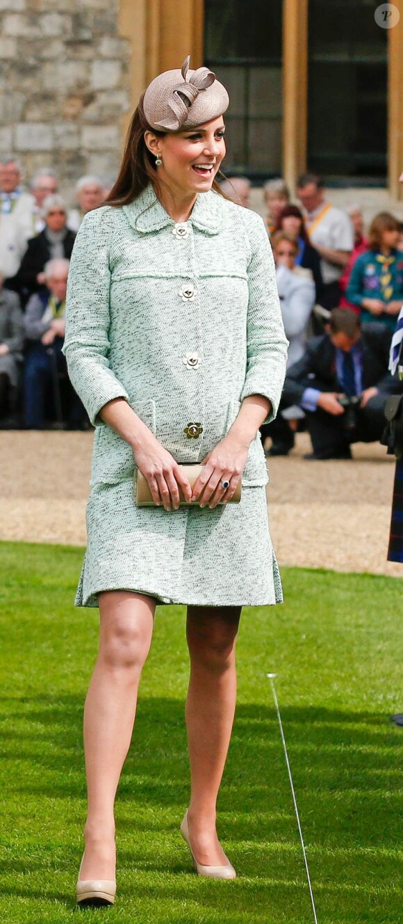 Kate Middleton, duchesse de Cambridge, enceinte de 6 mois et resplendissante dans un manteau Mulberry, lors de la revue nationale des Queen's Scouts au château de Windsor, le 21 avril 2013. Une mission confiée par la reine Elizabeth II.