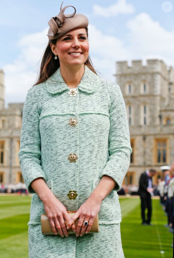 Kate Middleton, duchesse de Cambridge, enceinte de 6 mois et resplendissante dans un manteau Mulberry, lors de la revue nationale des Queen's Scouts au château de Windsor, le 21 avril 2013. Une mission confiée par la reine Elizabeth II.