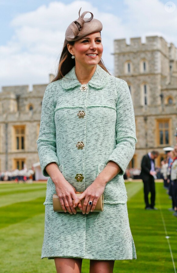 Kate Middleton, duchesse de Cambridge, enceinte de 6 mois et resplendissante dans un manteau Mulberry, lors de la revue nationale des Queen's Scouts au château de Windsor, le 21 avril 2013. Une mission confiée par la reine Elizabeth II.