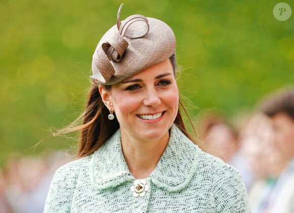 Kate Middleton, duchesse de Cambridge, enceinte de 6 mois et resplendissante dans un manteau Mulberry, lors de la revue nationale des Queen's Scouts au château de Windsor, le 21 avril 2013. Une mission confiée par la reine Elizabeth II.