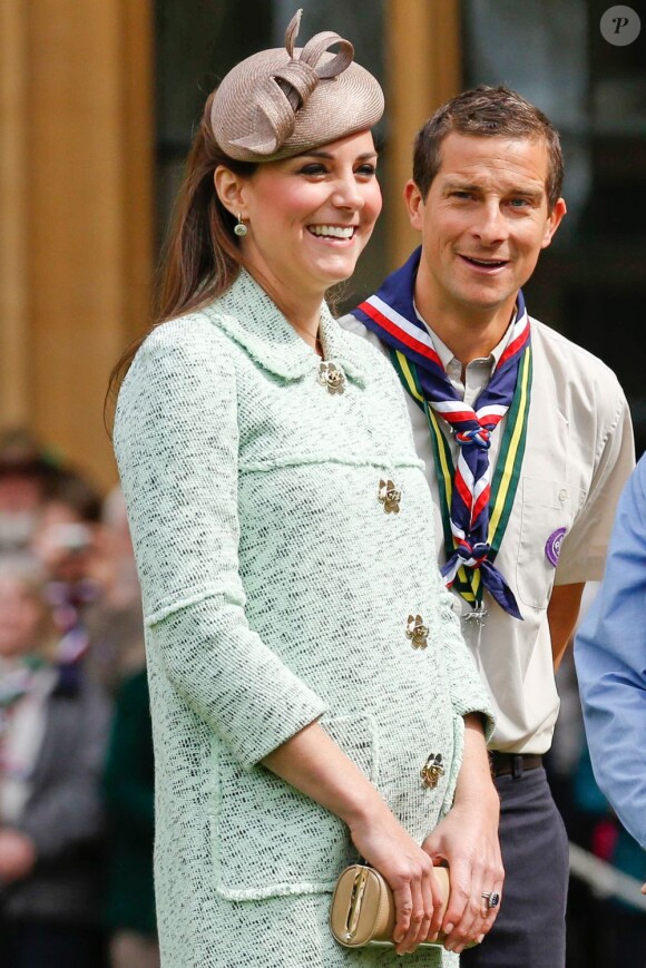 Kate Middleton, duchesse de Cambridge, enceinte de 6 mois et resplendissante dans un manteau Mulberry, lors de la revue nationale des Queen's Scouts au château de Windsor, le 21 avril 2013. Une mission confiée par la reine Elizabeth II.
