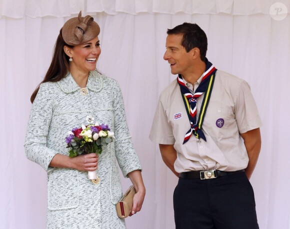 Kate Middleton, duchesse de Cambridge, enceinte de 6 mois et resplendissante dans un manteau Mulberry, lors de la revue nationale des Queen's Scouts au château de Windsor, le 21 avril 2013. Une mission confiée par la reine Elizabeth II.