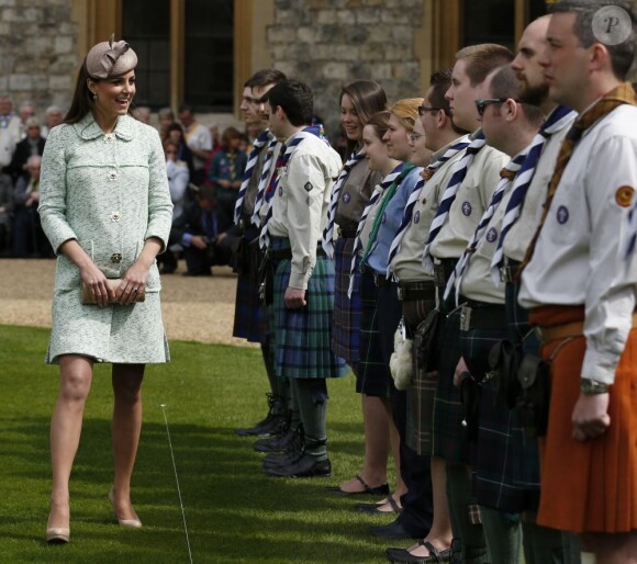 Kate Middleton, duchesse de Cambridge, enceinte de 6 mois et resplendissante dans un manteau Mulberry, lors de la revue nationale des Queen's Scouts au château de Windsor, le 21 avril 2013. Une mission confiée par la reine Elizabeth II.