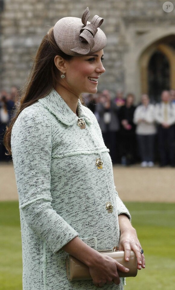 Kate Middleton, duchesse de Cambridge, enceinte de 6 mois et resplendissante dans un manteau Mulberry, lors de la revue nationale des Queen's Scouts au château de Windsor, le 21 avril 2013. Une mission confiée par la reine Elizabeth II.