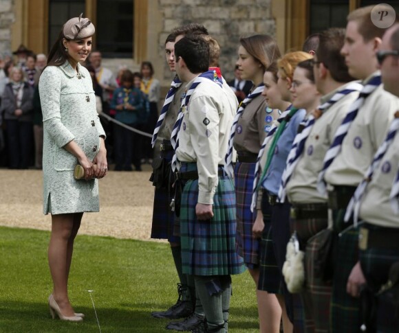Kate Middleton, duchesse de Cambridge, enceinte de 6 mois et resplendissante dans un manteau Mulberry, lors de la revue nationale des Queen's Scouts au château de Windsor, le 21 avril 2013. Une mission confiée par la reine Elizabeth II.