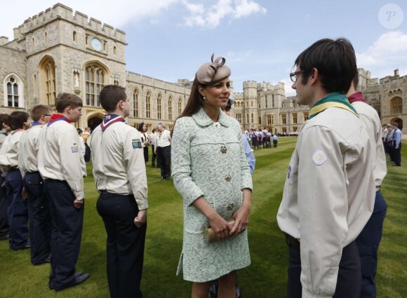 Kate Middleton, duchesse de Cambridge, enceinte de 6 mois et resplendissante dans un manteau Mulberry, lors de la revue nationale des Queen's Scouts au château de Windsor, le 21 avril 2013. Une mission confiée par la reine Elizabeth II.