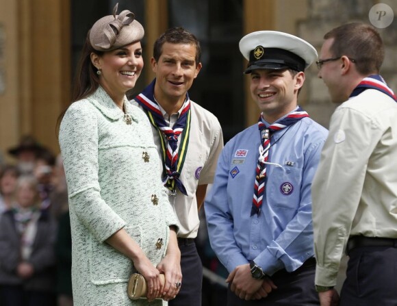 Kate Middleton, duchesse de Cambridge, enceinte de 6 mois et resplendissante dans un manteau Mulberry, lors de la revue nationale des Queen's Scouts au château de Windsor, le 21 avril 2013. Une mission confiée par la reine Elizabeth II.
