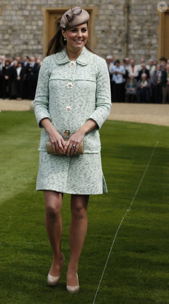 Kate Middleton, duchesse de Cambridge, enceinte de 6 mois et resplendissante dans un manteau Mulberry, lors de la revue nationale des Queen's Scouts au château de Windsor, le 21 avril 2013. Une mission confiée par la reine Elizabeth II.