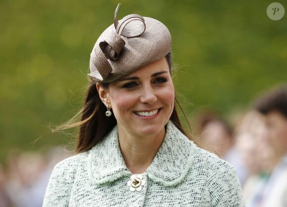 Kate Middleton, duchesse de Cambridge, enceinte de 6 mois et resplendissante dans un manteau Mulberry, lors de la revue nationale des Queen's Scouts au château de Windsor, le 21 avril 2013. Une mission confiée par la reine Elizabeth II.