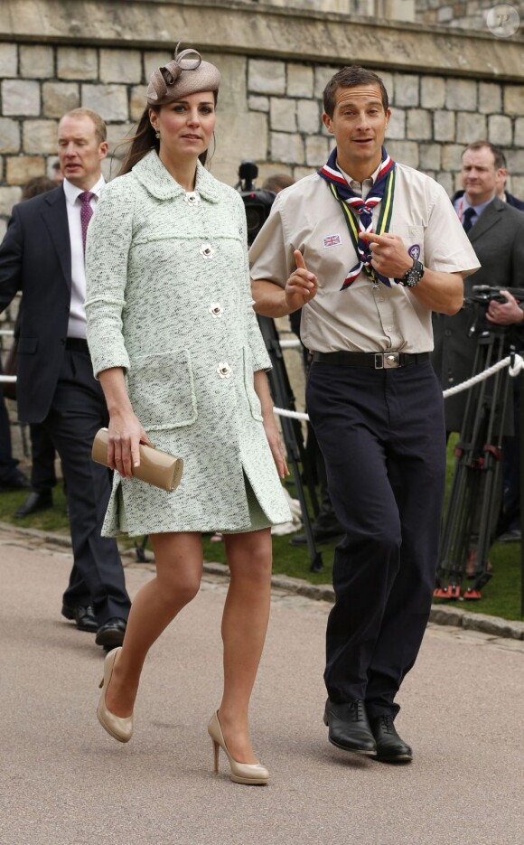 Kate Middleton, duchesse de Cambridge, enceinte de 6 mois et resplendissante dans un manteau Mulberry, lors de la revue nationale des Queen's Scouts au château de Windsor, le 21 avril 2013. Une mission confiée par la reine Elizabeth II.