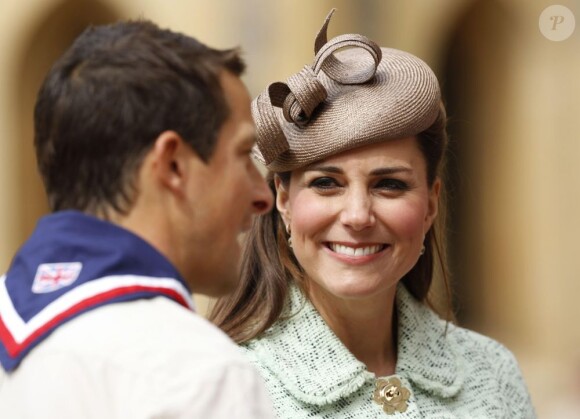 Kate Middleton, duchesse de Cambridge, enceinte de 6 mois et resplendissante dans un manteau Mulberry, lors de la revue nationale des Queen's Scouts au château de Windsor, le 21 avril 2013. Une mission confiée par la reine Elizabeth II.