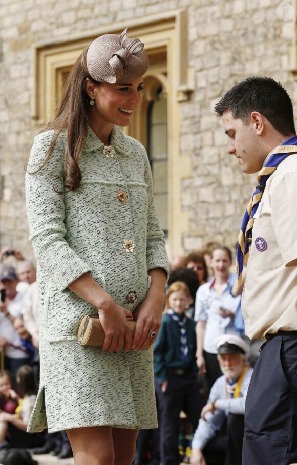 Kate Middleton, duchesse de Cambridge, enceinte de 6 mois et resplendissante dans un manteau Mulberry, lors de la revue nationale des Queen's Scouts au château de Windsor, le 21 avril 2013. Une mission confiée par la reine Elizabeth II.