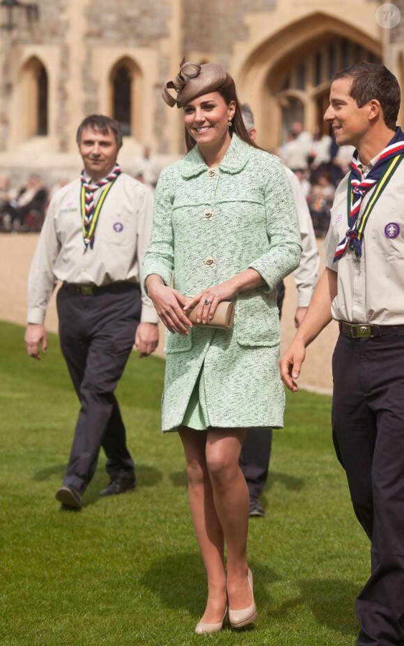 Kate Middleton, duchesse de Cambridge, enceinte de 6 mois et resplendissante dans un manteau Mulberry, lors de la revue nationale des Queen's Scouts au château de Windsor, le 21 avril 2013. Une mission confiée par la reine Elizabeth II.