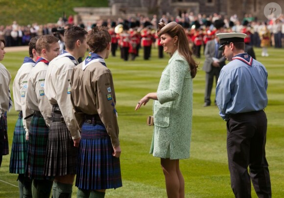 Kate Middleton, duchesse de Cambridge, enceinte de 6 mois et resplendissante dans un manteau Mulberry, lors de la revue nationale des Queen's Scouts au château de Windsor, le 21 avril 2013. Une mission confiée par la reine Elizabeth II.