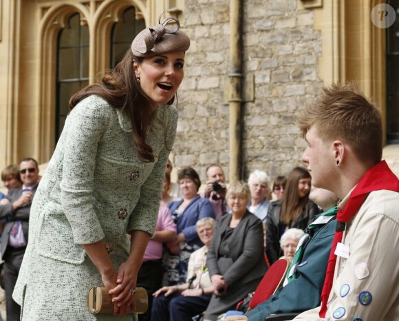 Kate Middleton, duchesse de Cambridge, enceinte de 6 mois et resplendissante dans un manteau Mulberry, lors de la revue nationale des Queen's Scouts au château de Windsor, le 21 avril 2013. Une mission confiée par la reine Elizabeth II.