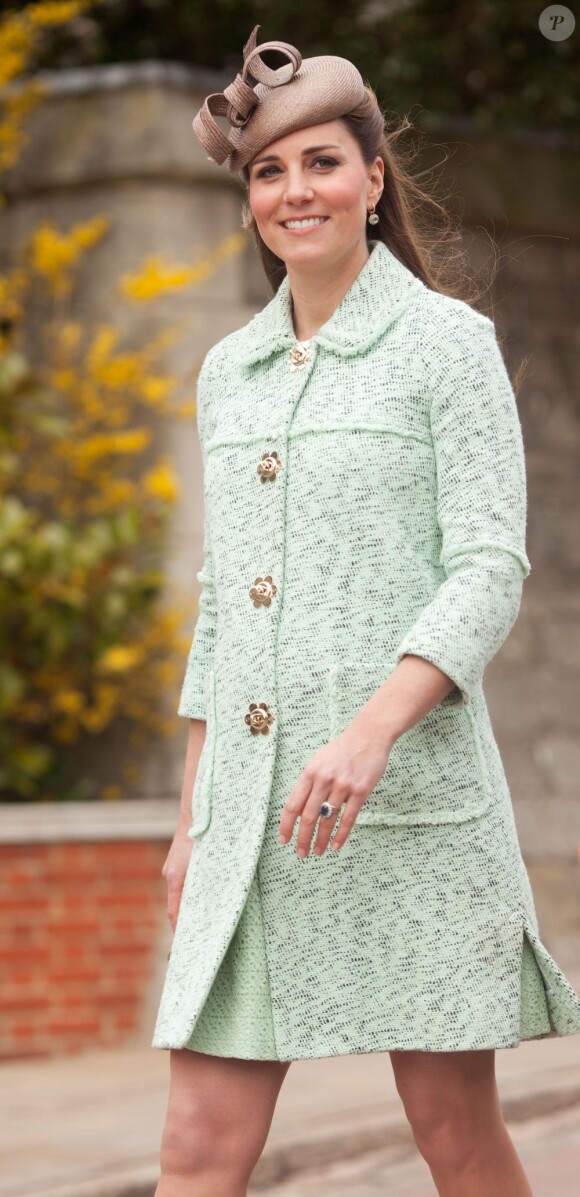 Kate Middleton, enceinte de 6 mois et resplendissante dans un manteau Mulberry, lors de la revue nationale des Queen's Scouts au château de Windsor, le 21 avril 2013. Une mission confiée par la reine Elizabeth II.