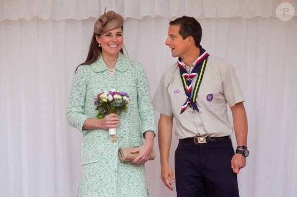 Kate Middleton, duchesse de Cambridge, enceinte de 6 mois et resplendissante dans un manteau Mulberry, lors de la revue nationale des Queen's Scouts au château de Windsor, le 21 avril 2013. Une mission confiée par la reine Elizabeth II.