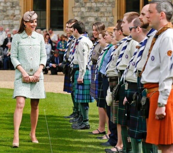 Kate Middleton, duchesse de Cambridge, enceinte de 6 mois et resplendissante dans un manteau Mulberry, lors de la revue nationale des Queen's Scouts au château de Windsor, le 21 avril 2013. Une mission confiée par la reine Elizabeth II.
