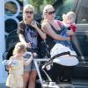 L'actrice Tori Spelling emmène ses enfants, Hattie et Stella, au parc à Malibu, le 21 avril 2013.