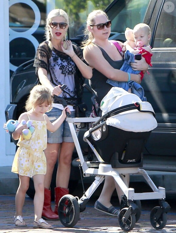 L'actrice Tori Spelling emmène ses enfants, Hattie et Stella, au parc à Malibu, le 21 avril 2013.