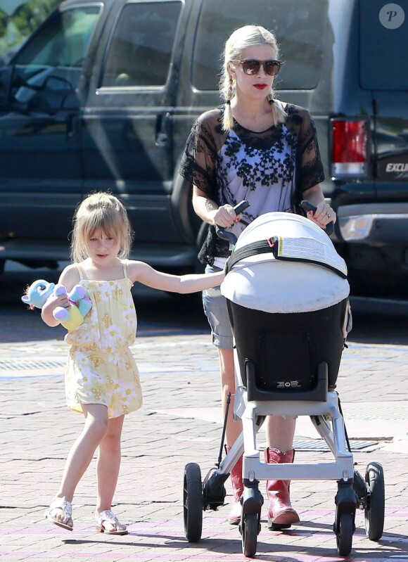 Tori Spelling emmène ses enfants, Hattie et Stella, jouer dans un parc à Malibu, le 21 avril 2013.
