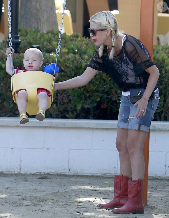 Tori Spelling emmène ses enfants, Hattie et Stella, au parc à Malibu, le 21 avril 2013.