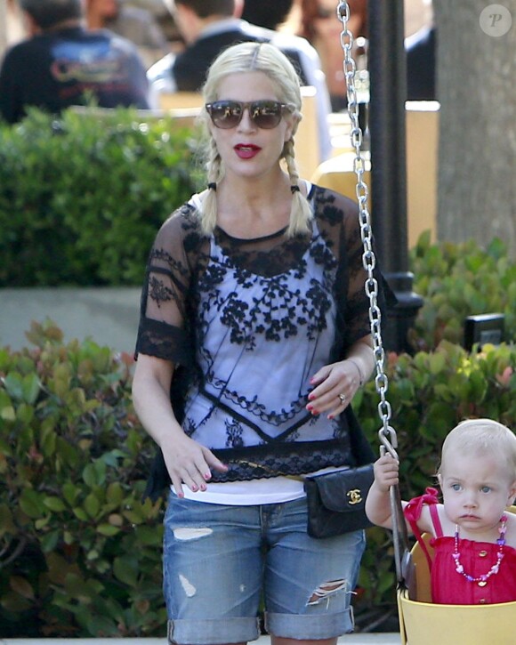 Tori Spelling emmène ses enfants, Hattie et Stella, au parc à Malibu, le 21 avril 2013.